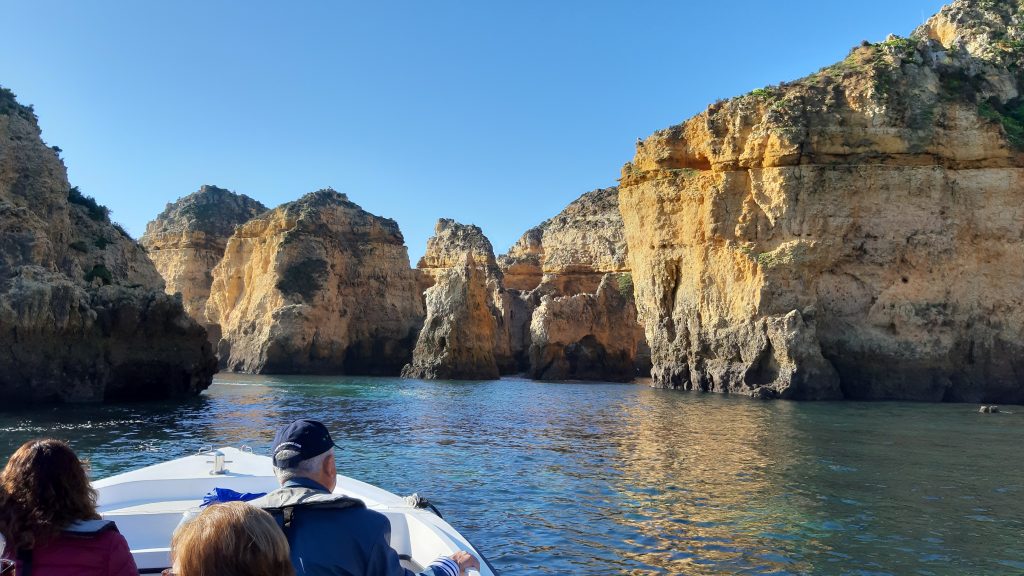 Viagem de barco às grutas no Algarve. Férias de 2023