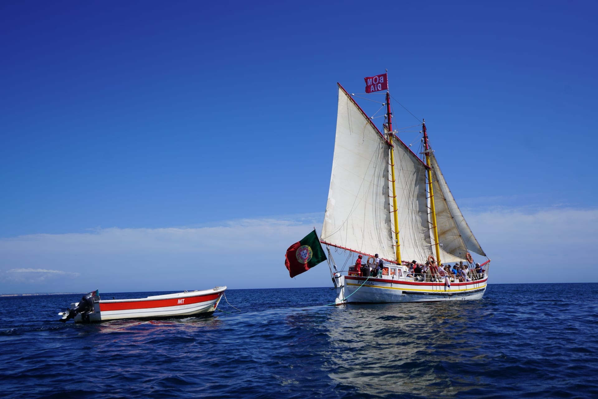 Bom Dia Boat Trips - barco à vela em pleno oceano, tours, passeios, visitas