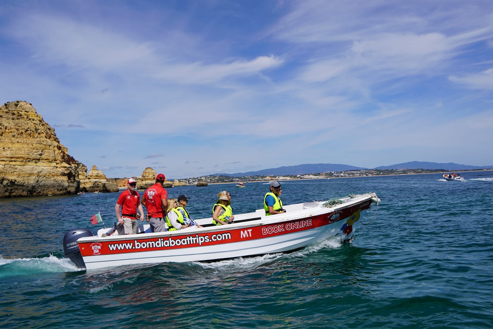 Bom Dia Boat Trips - barco a motor em pleno oceano, tours, passeios, visitas